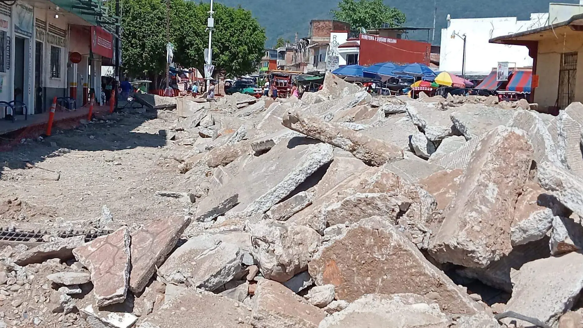 escombros en las calles de Huixtla